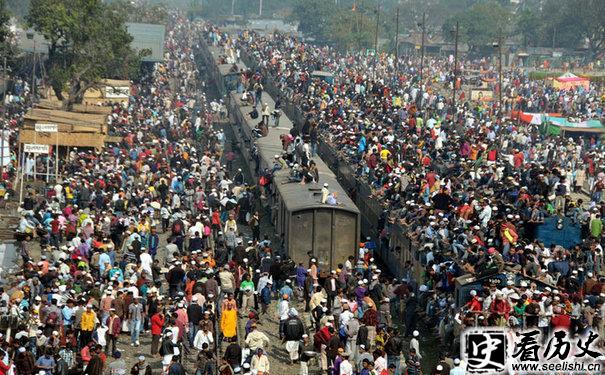 孟加拉人挤火车