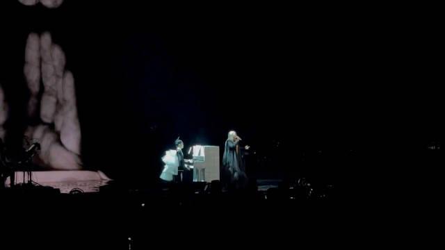 张惠妹北京演唱会演绎《身后》 在有那么多人离去的这一年……