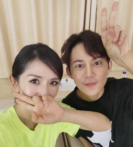 谢娜晒合照怒怼谣言，否认与何炅关系破裂，澄清完离婚又来澄清了