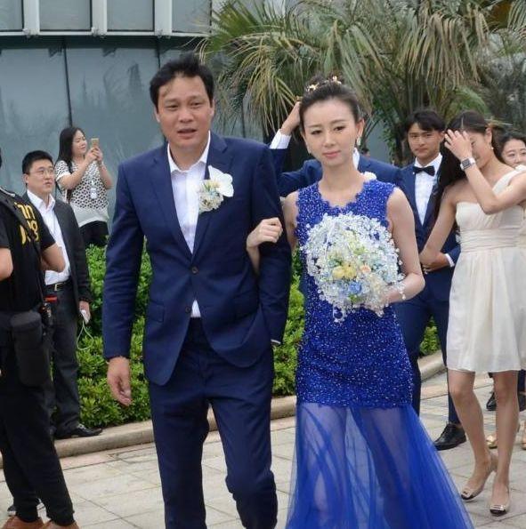 前国脚范志毅，大女儿已21岁，三婚娶小17岁娇妻