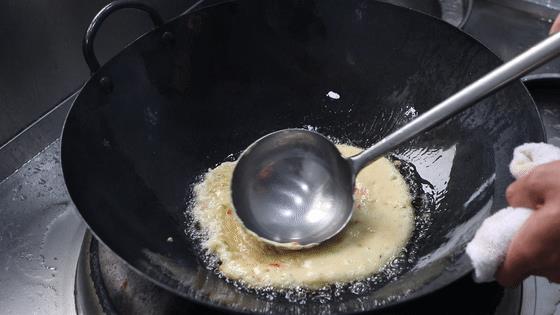 剩米饭别再炒着吃了！几步做成鸡蛋饼，金黄又软糯，营养又美味