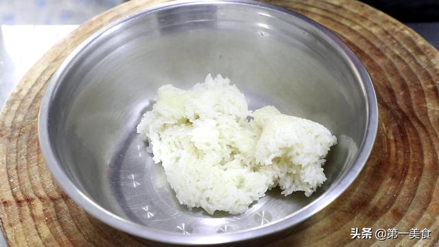 剩米饭别再炒着吃了！几步做成鸡蛋饼，金黄又软糯，营养又美味