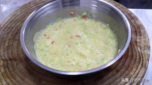 剩米饭别再炒着吃了！几步做成鸡蛋饼，金黄又软糯，营养又美味
