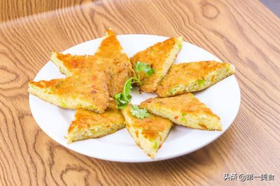 ​剩米饭别再炒着吃了！几步做成鸡蛋饼，金黄又软糯，营养又美味
