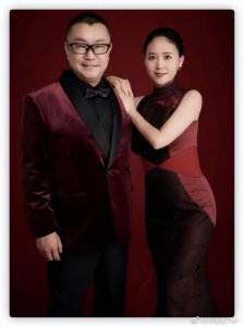 ​尹相杰与小16岁娇妻秀恩爱！婚后突然暴瘦，女方小鸟依人偎依身旁