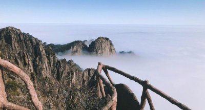 ​鳌鱼峰，高1780米，峰以形名，如巨大高昂的鲸首