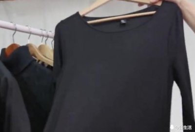 ​黑衣服穿久了,发红显脏?教你两招,不花一分钱,衣服快速复原!