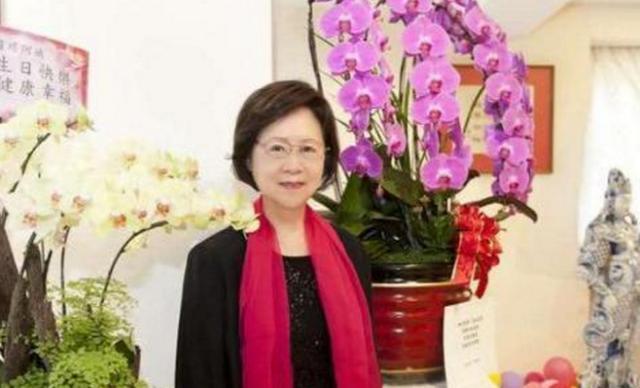 琼瑶的豪宅，小区看上去很陈旧，内部装修却跟皇宫一样