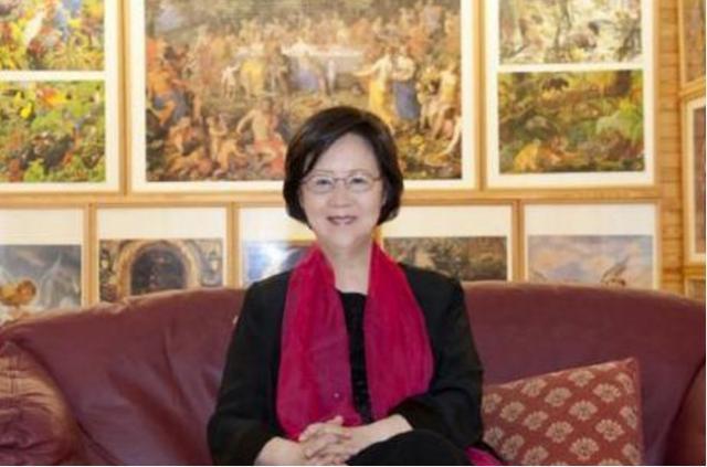 琼瑶的豪宅，小区看上去很陈旧，内部装修却跟皇宫一样
