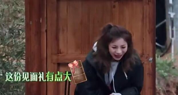 金玟岐进屋就拆门让黄磊很懵 一斧头劈开柴让张杰自叹 我就是废物