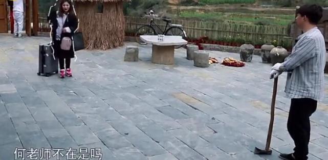 金玟岐进屋就拆门让黄磊很懵 一斧头劈开柴让张杰自叹 我就是废物