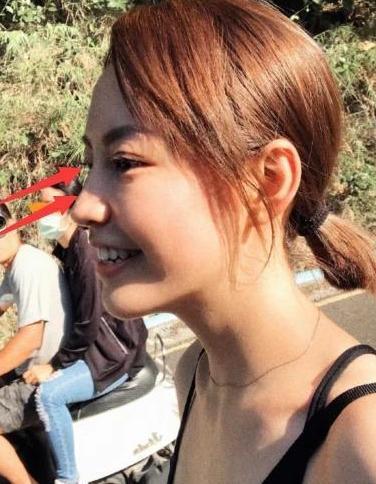 焦恩俊女儿海边秀火辣身材，凹凸有致小蛮腰撩人，被小哥侧目紧盯