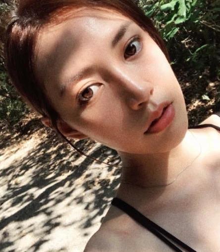 焦恩俊女儿海边秀火辣身材，凹凸有致小蛮腰撩人，被小哥侧目紧盯