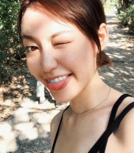 焦恩俊女儿海边秀火辣身材，凹凸有致小蛮腰撩人，被小哥侧目紧盯