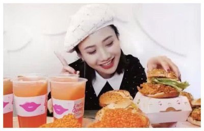 ​密子君脸变胖，网友怀疑是长期催吐催的，常在河边走哪有不湿鞋