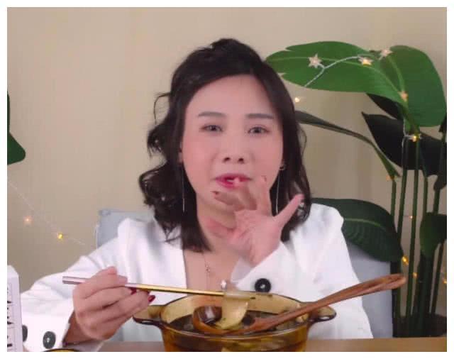 密子君脸变胖，网友怀疑是长期催吐催的，常在河边走哪有不湿鞋
