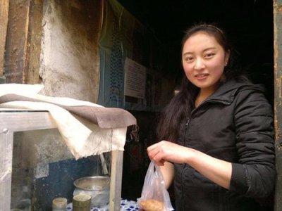 ​摆摊卖早点总会招来异样眼光，却不知他们收益超白领