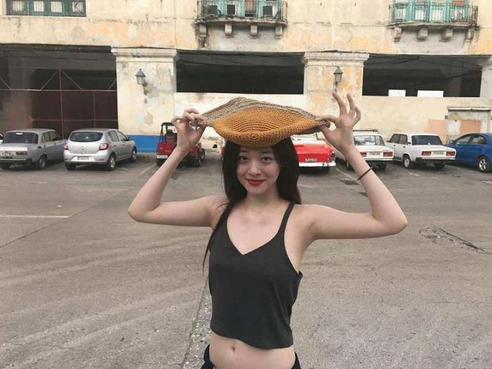 韩女星雪莉直播时不慎走光，深V出镜忘关摄像头引网友热议
