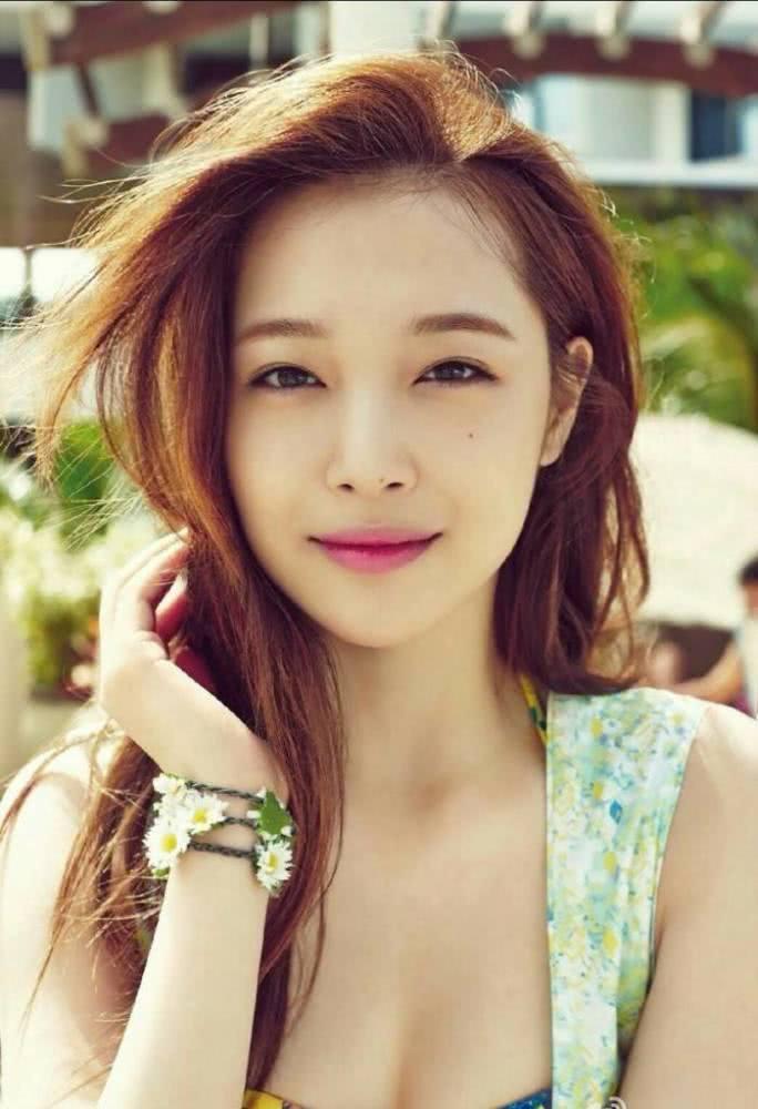 韩女星雪莉直播时不慎走光，深V出镜忘关摄像头引网友热议