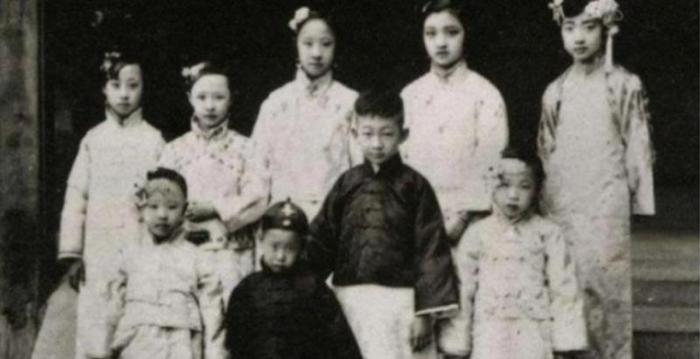 溥仪晚年回老家故宫参观，被要求买票，他转身在龙椅下掏出这物品