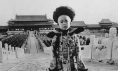 ​溥仪晚年回老家故宫参观，被要求买票，他转身在龙椅下掏出这物品