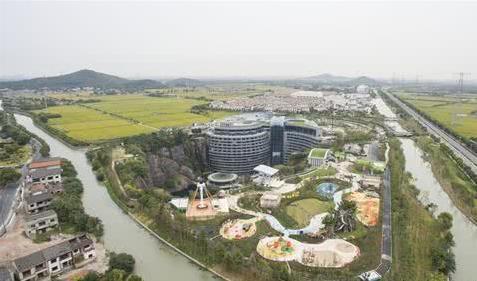耗资10亿的深坑酒店，12年了终于要开业了，这有人敢住吗？
