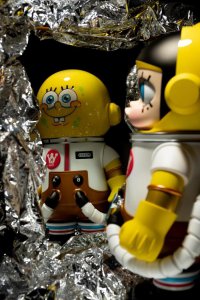 ​POP MART 推出的全新 MEGA 珍藏系列 SPACE MOLLY × 海绵宝宝……
