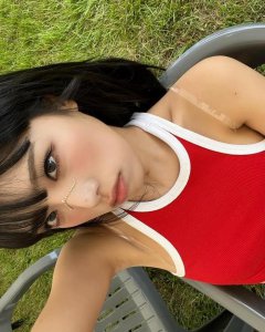 ​韩女星崔叡娜穿红背心大秀小蛮腰，曼妙身材性感迷人