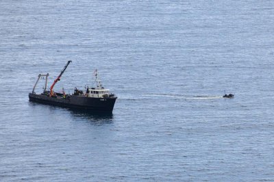 ​海鹰中型排水量无人水面舰艇在太平洋上航行。