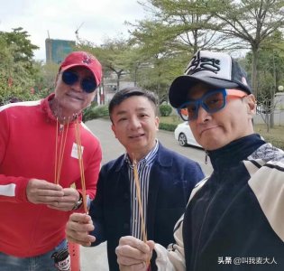 ​最帅展昭何家劲：新年给员工发红包，退圈在惠州开厂，62岁仍单身