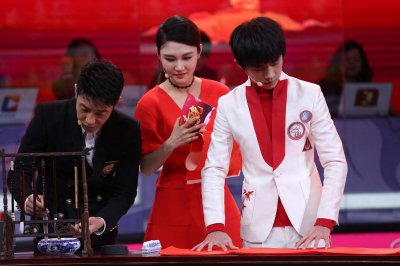 ​TFboys易烊千玺写福字，小撒帮忙研墨