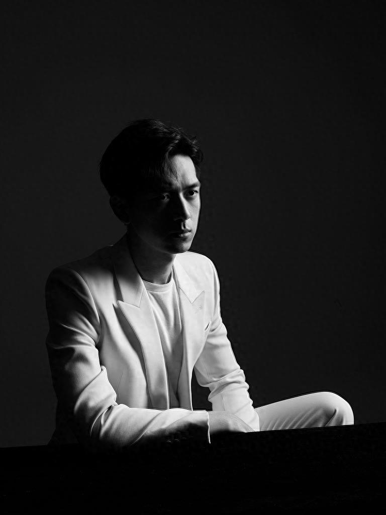 太苏了！李现黑白写真大片曝光“背影杀”帅气有型尽显质感
