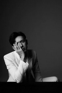 ​太苏了！李现黑白写真大片曝光“背影杀”帅气有型尽显质感