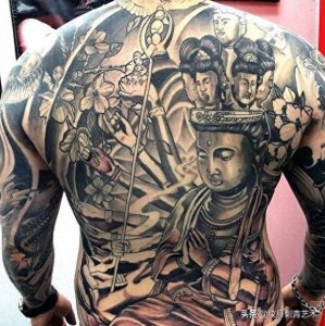 ​满背帅气的观音纹身