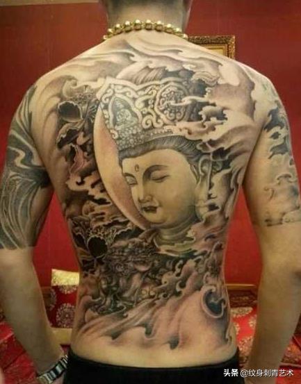 满背帅气的观音纹身