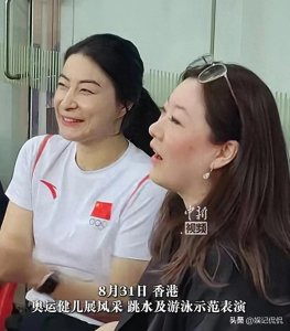 ​伏明霞一家五口罕见同框！大26岁富豪老公不显老，女儿颜值好惊艳
