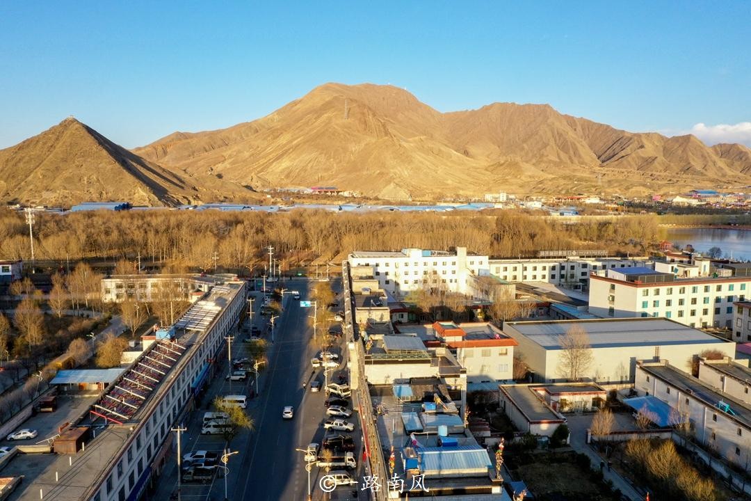 珠穆朗玛峰地理位置在哪里（珠穆朗玛峰在哪个城市）
