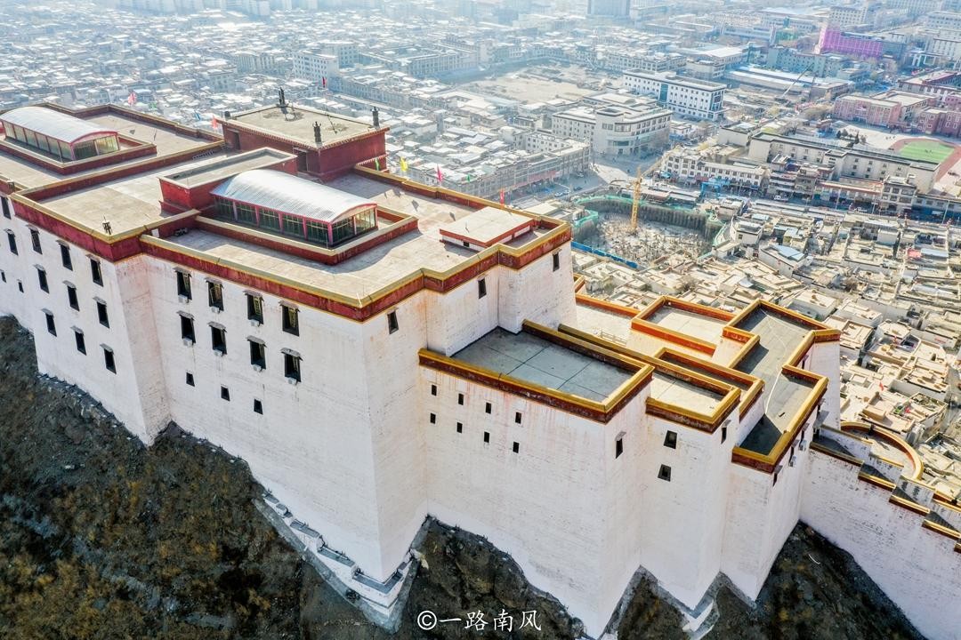 珠穆朗玛峰地理位置在哪里（珠穆朗玛峰在哪个城市）