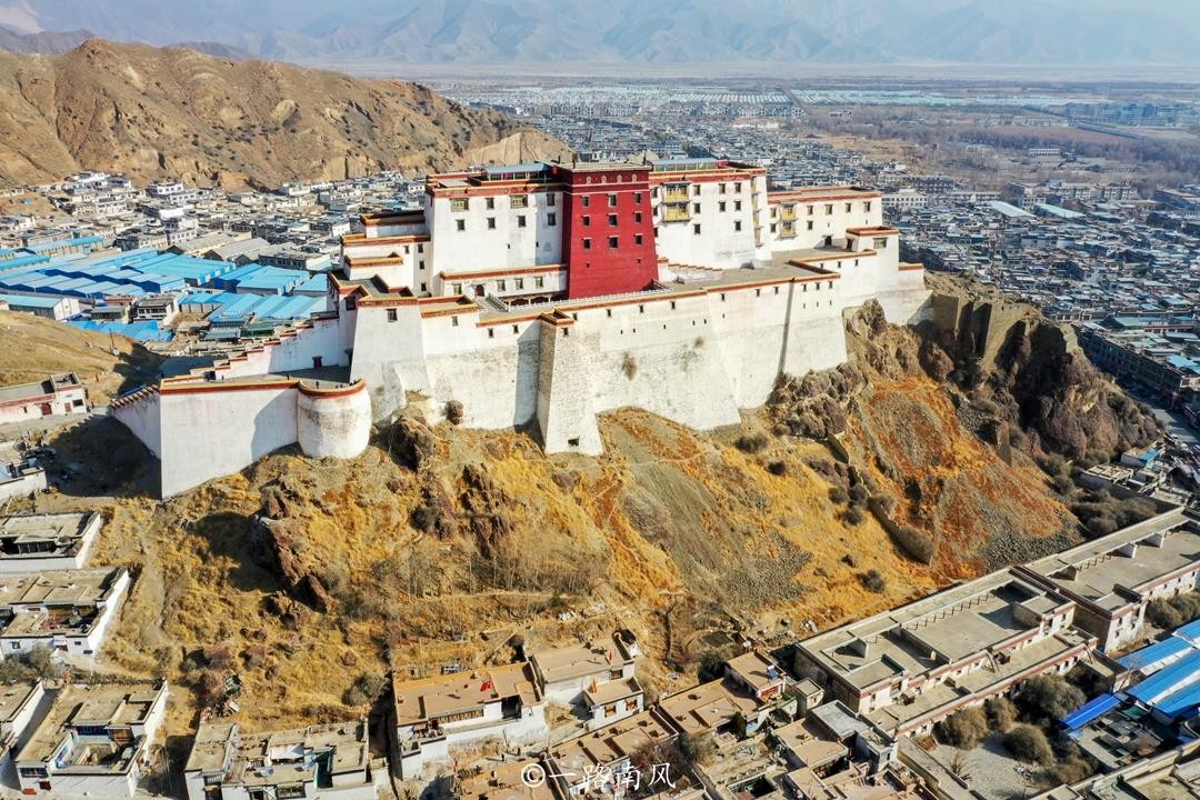 珠穆朗玛峰地理位置在哪里（珠穆朗玛峰在哪个城市）