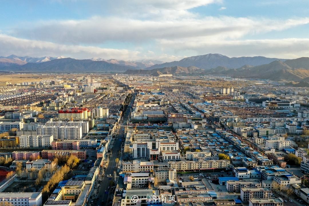 珠穆朗玛峰地理位置在哪里（珠穆朗玛峰在哪个城市）