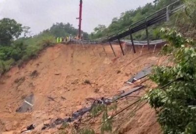 ​下跪拦车老人回乡被授予锦旗