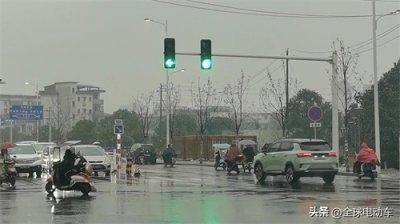 ​新国标红绿灯场景图解！8种通行规则，一旦走错6分不保，记好口诀