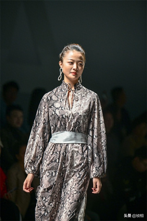 中国首席模特曾玲玲真的太美 郑州国际时装周娅丽达展示新款裤子