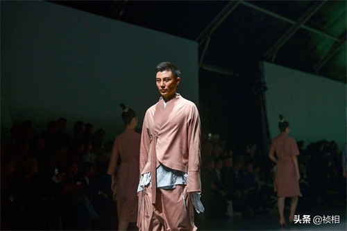 中国首席模特曾玲玲真的太美 郑州国际时装周娅丽达展示新款裤子