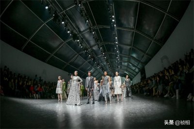 ​中国首席模特曾玲玲真的太美 郑州国际时装周娅丽达展示新款裤子