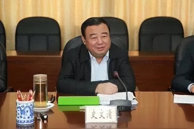 ​持枪、监听手下！年近70岁的“赣南王”领刑，史文清落马当晚，市民放鞭炮庆祝