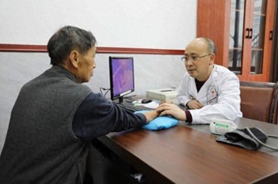 ​嗓子有痰咳不出，建议多吃这5类食物，润肺平喘，保护肺脏