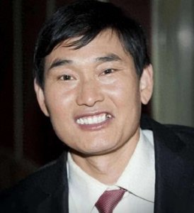 ​草根歌手朱之文现状曝光！参加过星光大道爆火，如今54岁的大衣哥，已经走上了