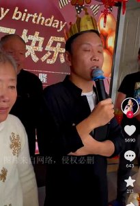 ​43岁男星被疑离婚？过生日谈家人崩溃痛哭，妻子紧急发声否认出轨