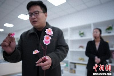 ​（走进中国乡村）天津“绢花之乡”走向全球 传统工艺绽放国际舞台